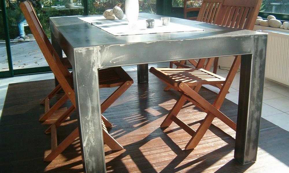 Table acier en finition vernis, style factory. - 