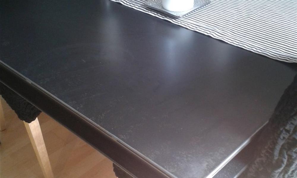 Table acier en finition vernis. - 