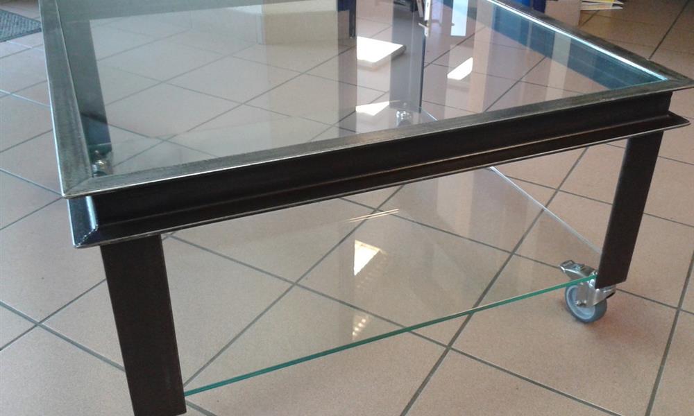 Table acier et verre. - 