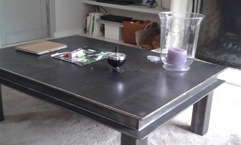 Table acier, style industriel. - 