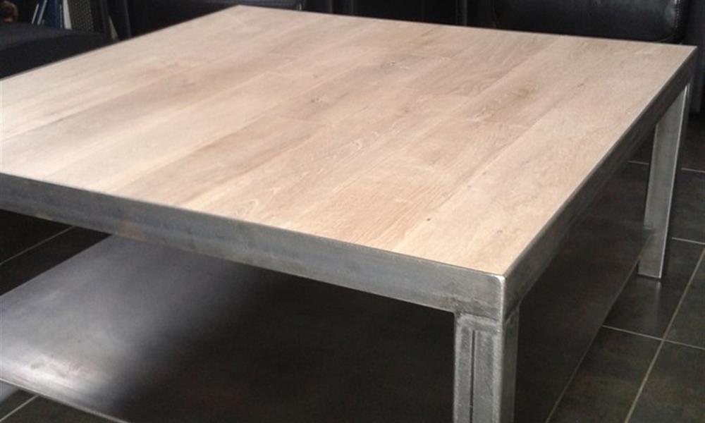Table acier et bois. - 