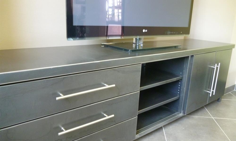 Meuble sur mesure en métal. - 