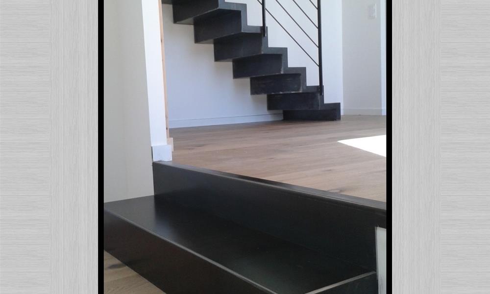 Détail sur escalier sur mesure en métal, avec contremarche - 