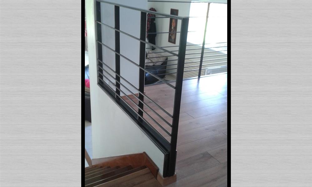 Garde corps intérieur , lisse horizontale avec différents espacements - 