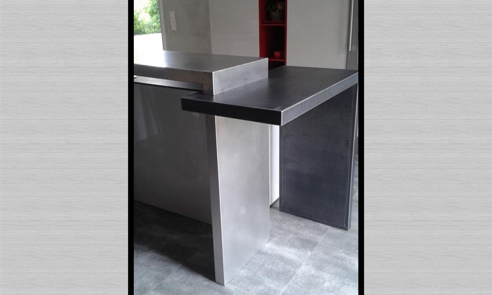 Détail d'un bar de cuisine, associant acier et inox. - 