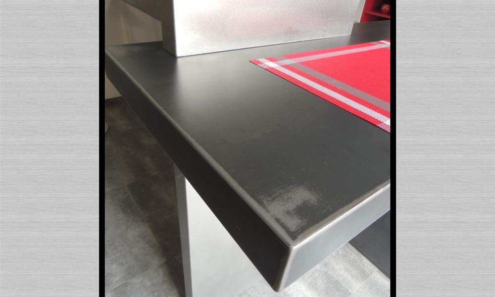 Détail d'un bar de cuisine, associant acier et inox. - 