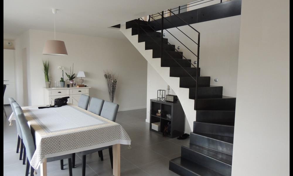 escalier en béton  recouvert par une feuille d'acier avec éclairage latéral - 