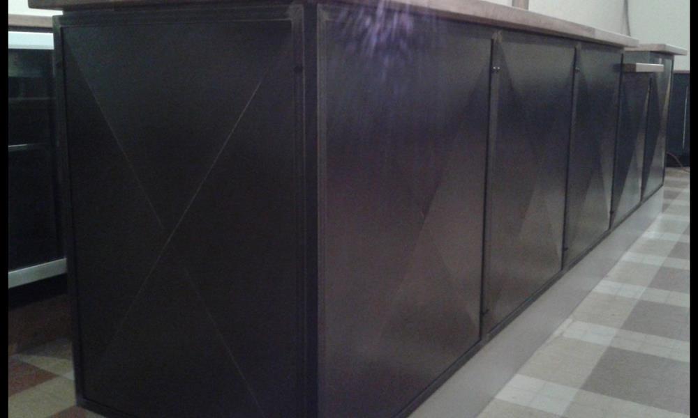 Habillage de comptoir en acier ,en pointe de diamant - ARINOX chaudronnerie. - 