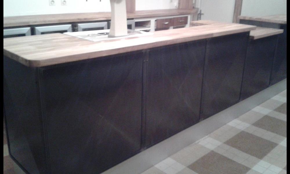 Habillage de comptoir en acier ,en pointe de diamant - ARINOX chaudronnerie. - 