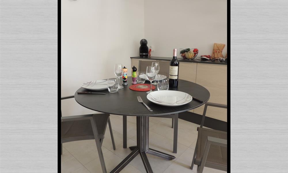 Table en acier brut vernis - 