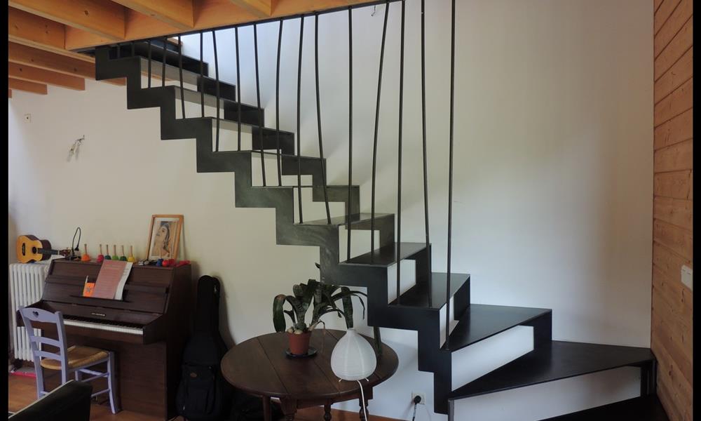 Escalier sans contre-marches,garde corps acier vertical - 
