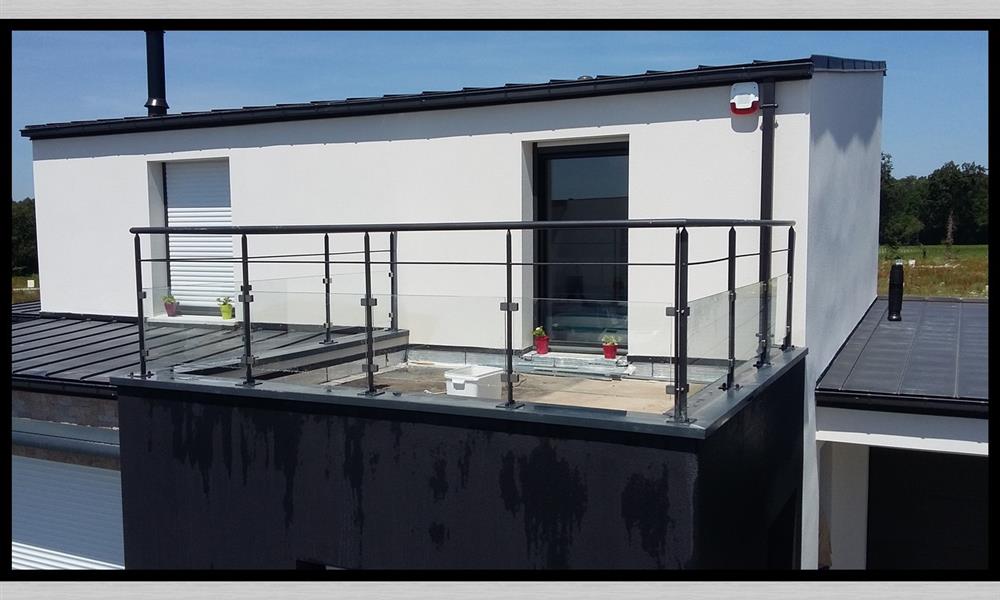 Garde corps extérieur  sur mesure en acier laqué avec soubassement en verre. ARINOX - 