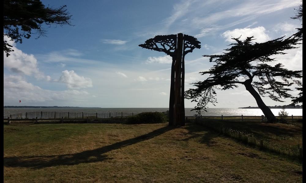 Sculpture en acier CORTEN sur un tronc d'arbre ARINOX - 