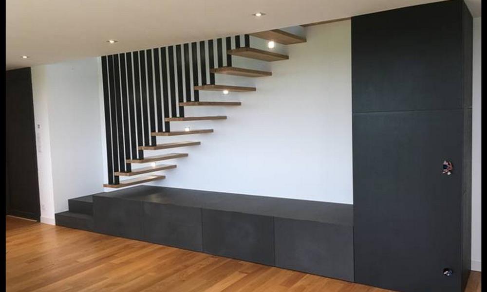 Escalier droit, suspendu avec structure acier et limon intégré dans la cloison : ARINOX - 