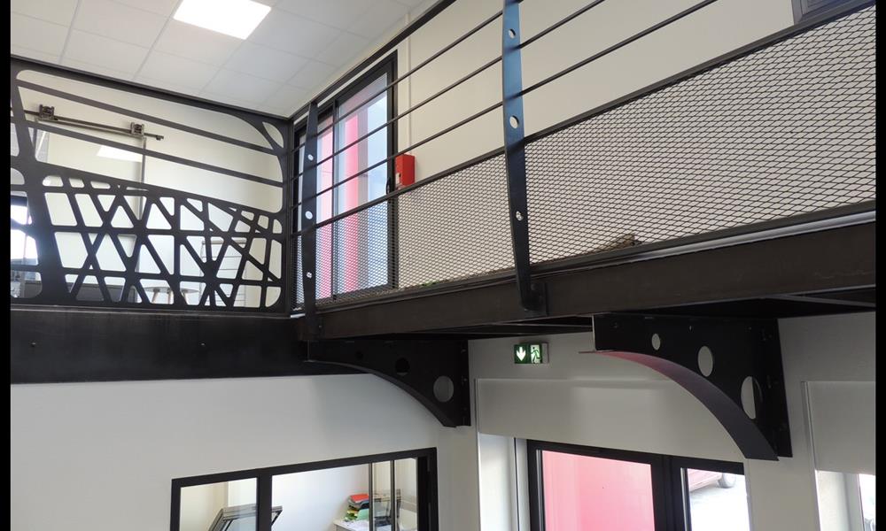 garde corps intérieur,poteaux découpe laser, grillage étiré ARINOX - 