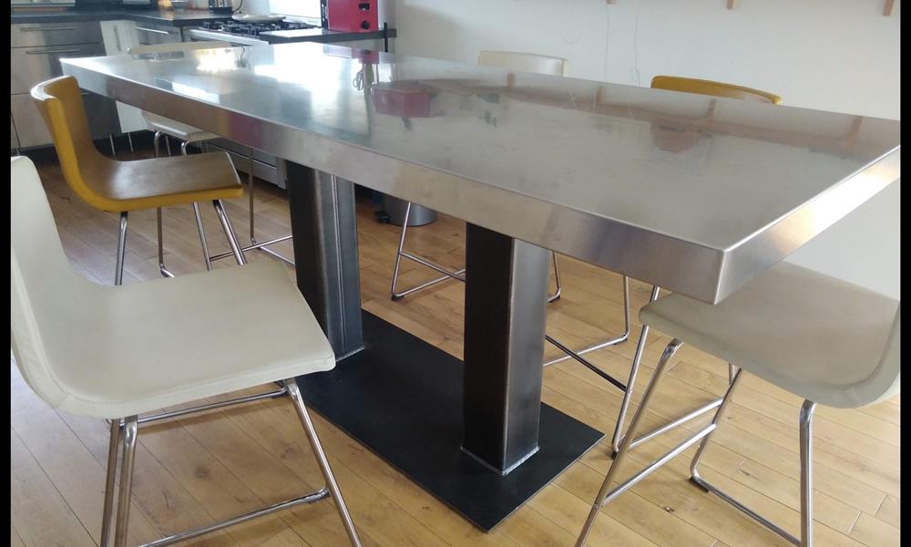 Table sur mesure pied en acier plateau en INOX vibré. ARINOX - 