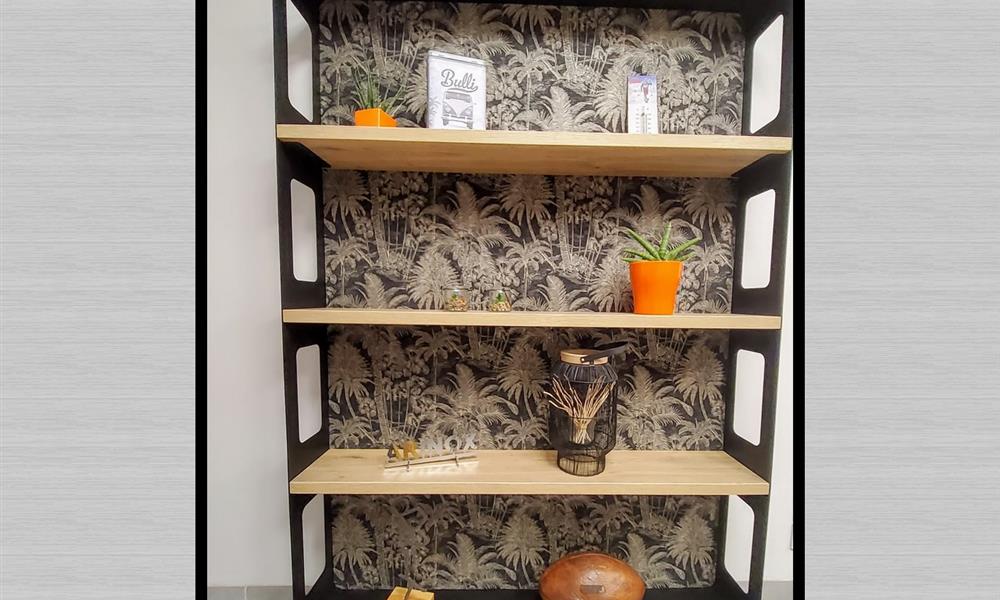 Etagere sur mesure acier  peint avec découpe laser et fond tapissé. ARINOX - 