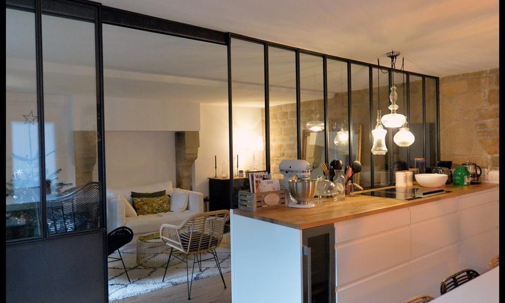 Cloison style verrière d'atelier avec porte coulissante rail au plafond. ARINOX - 