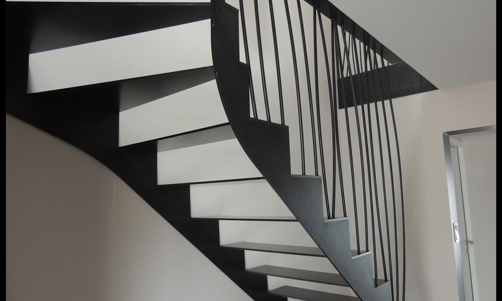 Escalier acier avec limon simple crémaillere garde-corps toute hauteur style roseaux ARINOX - 
