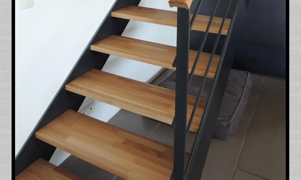 détail Escalier acier et marches en chêne lamellé collé massif. - 