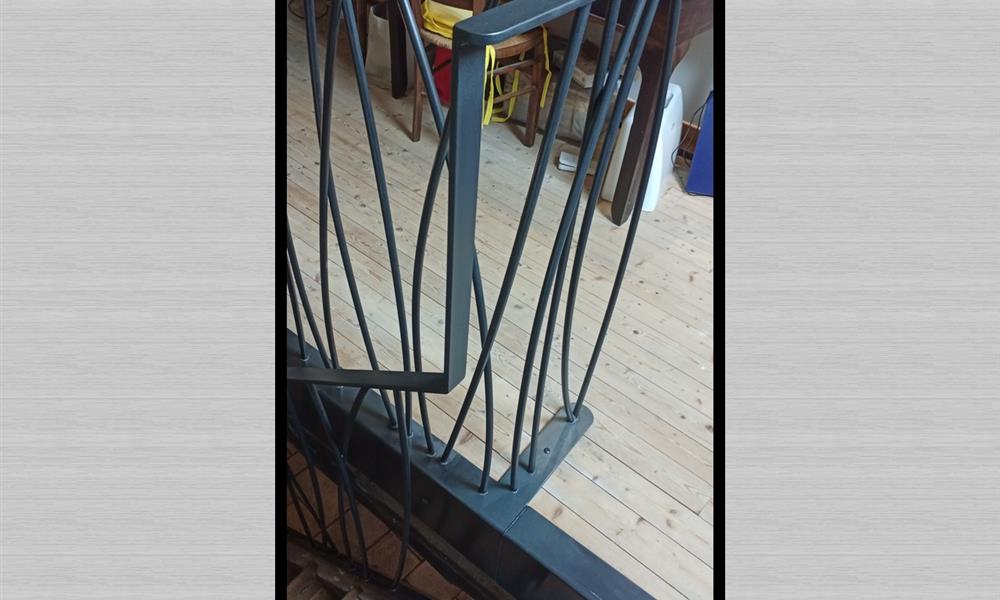 Garde-corps sur mesure en acier style roseaux avec continuité de main courante ARINOX - 