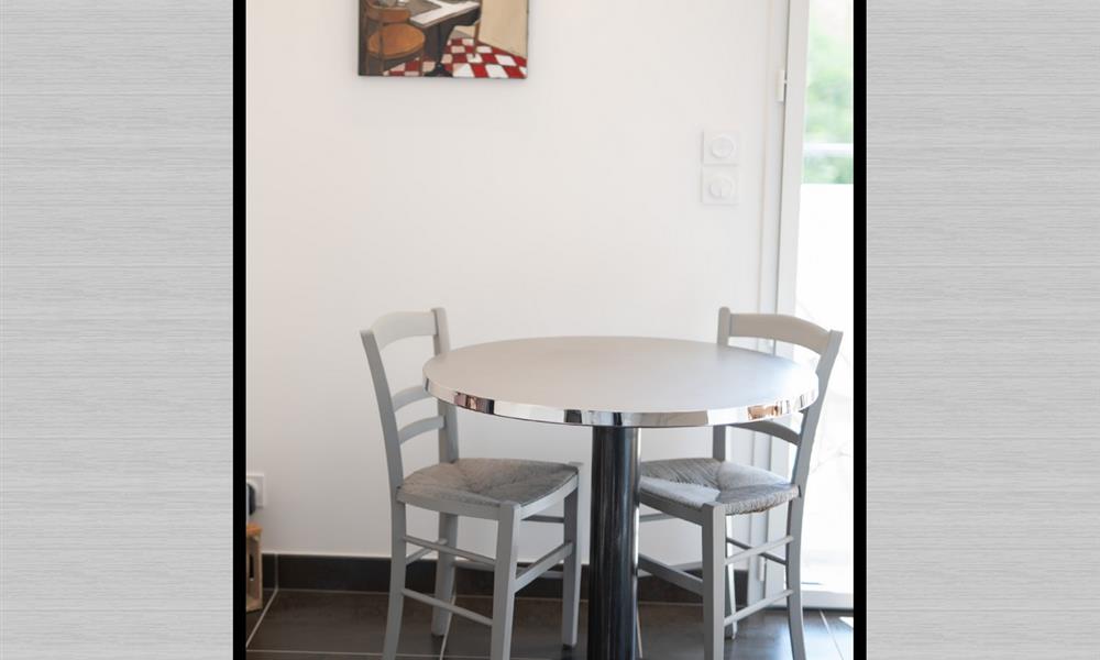 Table avec pied en acier et plateau INOX vibré et bords poli-miroir ARINOX - 