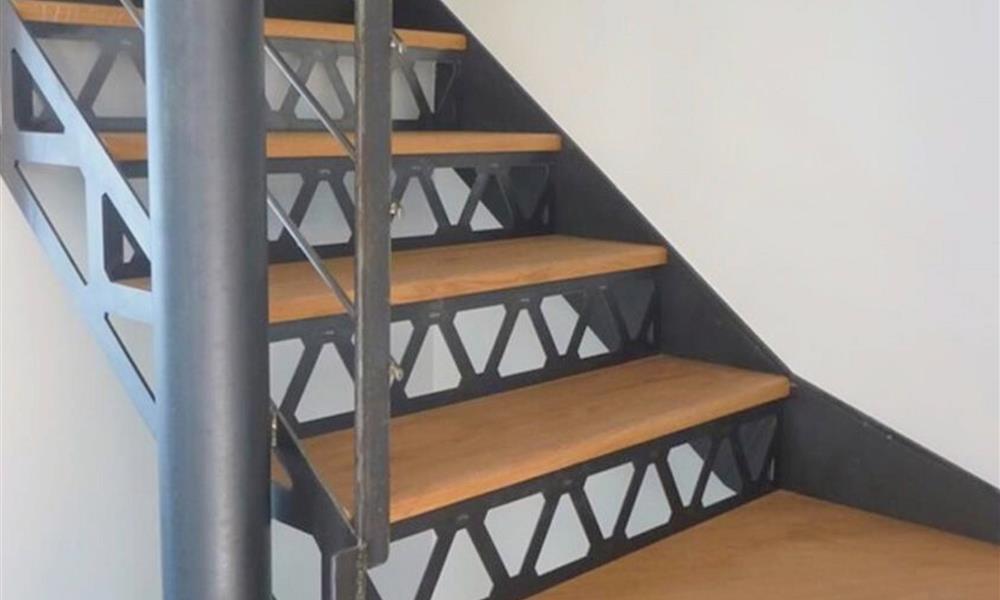 Escalier contre marche en découpe laser style eiffel. ARINOX - 