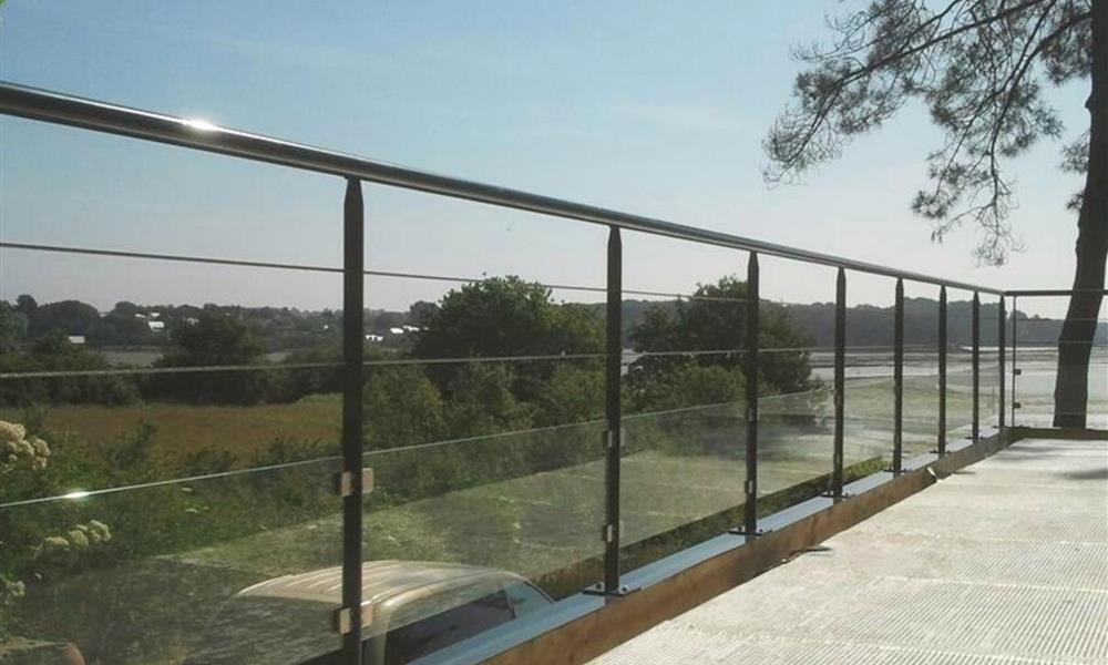 Garde-corps en acier thermolaqué avec câbles et avec soubassement en  verre 44.2  ARINOX  - 
