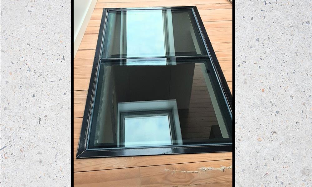 Plancher de verre avec cadre en acier brut verni - 