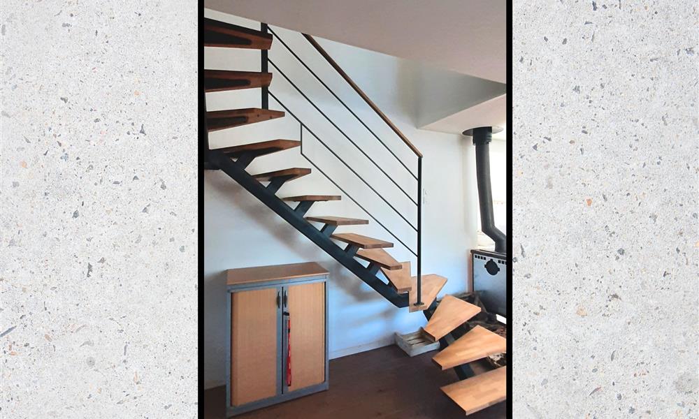 Escalier avec limon central en tube ARINOX. - 