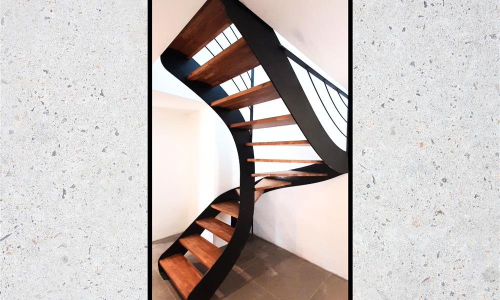 Escalier métal avec limon en découpe laser et  marches bois. ARINOX - 